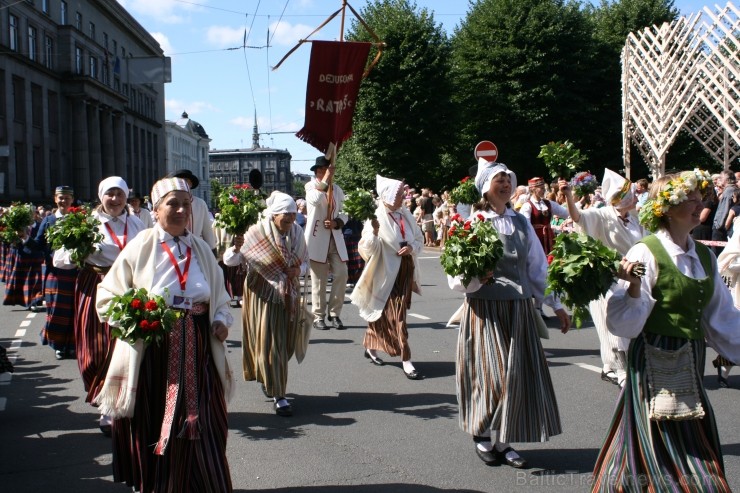 XXV Vispārējo latviešu Dziesmu un XV Deju svētku gājiens - bildēs meklē sevi vai savu kolektīvu. XXV Vispārējo latviešu Dziesmu un XV Deju svētku gājiens - bildēs meklē sevi vai savu kolektīvu. 99619