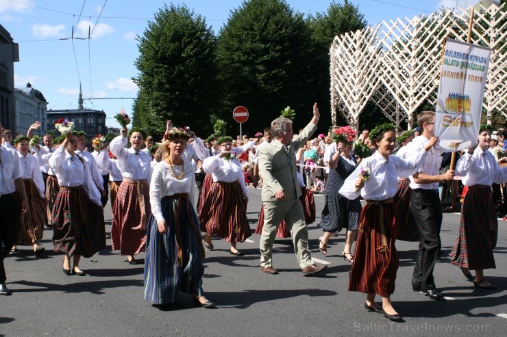 XXV Vispārējo latviešu Dziesmu un XV Deju svētku gājiens - bildēs meklē sevi vai savu kolektīvu. XXV Vispārējo latviešu Dziesmu un XV Deju svētku gājiens - bildēs meklē sevi vai savu kolektīvu. 99621