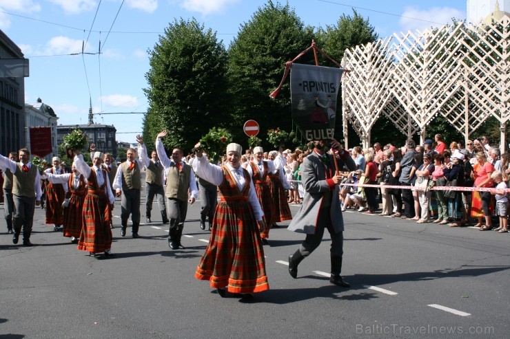 XXV Vispārējo latviešu Dziesmu un XV Deju svētku gājiens - bildēs meklē sevi vai savu kolektīvu. XXV Vispārējo latviešu Dziesmu un XV Deju svētku gājiens - bildēs meklē sevi vai savu kolektīvu. 99623