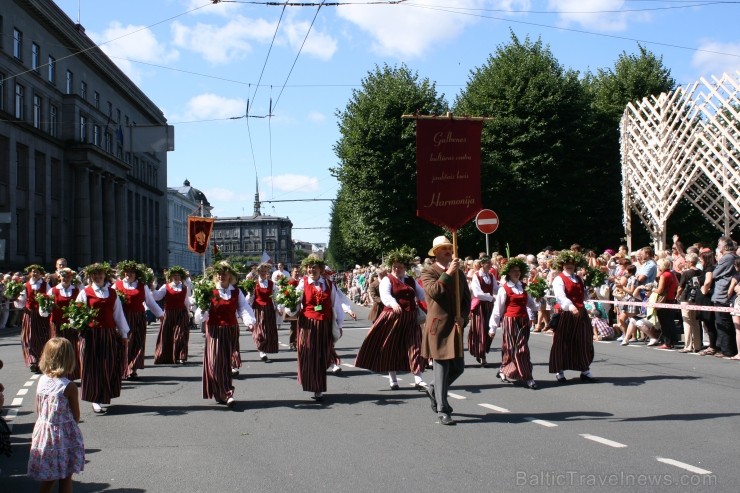 XXV Vispārējo latviešu Dziesmu un XV Deju svētku gājiens - bildēs meklē sevi vai savu kolektīvu. XXV Vispārējo latviešu Dziesmu un XV Deju svētku gājiens - bildēs meklē sevi vai savu kolektīvu. 99624