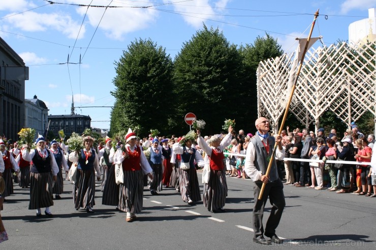 XXV Vispārējo latviešu Dziesmu un XV Deju svētku gājiens - bildēs meklē sevi vai savu kolektīvu. XXV Vispārējo latviešu Dziesmu un XV Deju svētku gājiens - bildēs meklē sevi vai savu kolektīvu. 99627