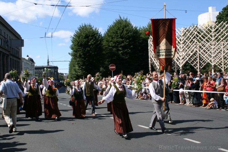 XXV Vispārējo latviešu Dziesmu un XV Deju svētku gājiens - bildēs meklē sevi vai savu kolektīvu. XXV Vispārējo latviešu Dziesmu un XV Deju svētku gājiens - bildēs meklē sevi vai savu kolektīvu. 99637