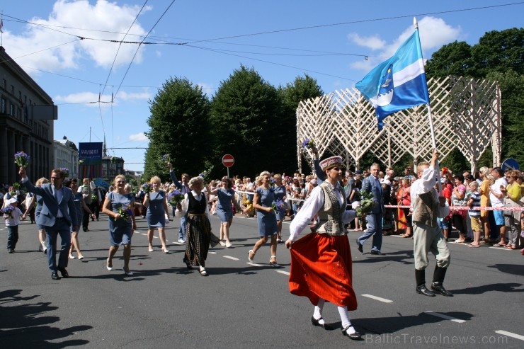 XXV Vispārējo latviešu Dziesmu un XV Deju svētku gājiens - bildēs meklē sevi vai savu kolektīvu. XXV Vispārējo latviešu Dziesmu un XV Deju svētku gājiens - bildēs meklē sevi vai savu kolektīvu. 99640