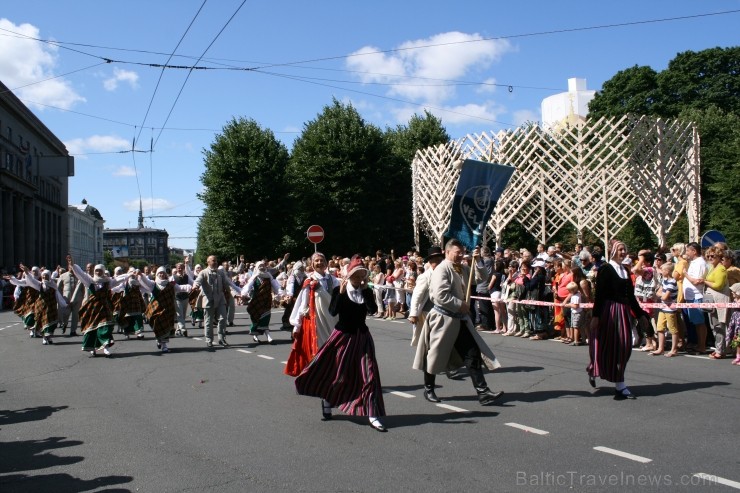 XXV Vispārējo latviešu Dziesmu un XV Deju svētku gājiens - bildēs meklē sevi vai savu kolektīvu. XXV Vispārējo latviešu Dziesmu un XV Deju svētku gājiens - bildēs meklē sevi vai savu kolektīvu. 99648