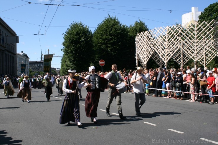 XXV Vispārējo latviešu Dziesmu un XV Deju svētku gājiens - bildēs meklē sevi vai savu kolektīvu. XXV Vispārējo latviešu Dziesmu un XV Deju svētku gājiens - bildēs meklē sevi vai savu kolektīvu. 99658
