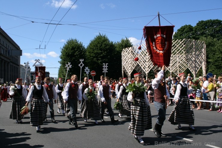 XXV Vispārējo latviešu Dziesmu un XV Deju svētku gājiens - bildēs meklē sevi vai savu kolektīvu. XXV Vispārējo latviešu Dziesmu un XV Deju svētku gājiens - bildēs meklē sevi vai savu kolektīvu. 99675