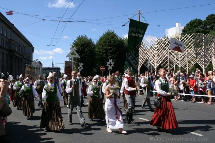 XXV Vispārējo latviešu Dziesmu un XV Deju svētku gājiens - bildēs meklē sevi vai savu kolektīvu. XXV Vispārējo latviešu Dziesmu un XV Deju svētku gājiens - bildēs meklē sevi vai savu kolektīvu. 99678
