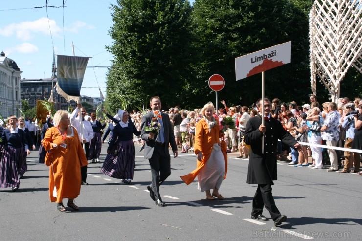 XXV Vispārējo latviešu Dziesmu un XV Deju svētku gājiens - bildēs meklē sevi vai savu kolektīvu. XXV Vispārējo latviešu Dziesmu un XV Deju svētku gājiens - bildēs meklē sevi vai savu kolektīvu. 99683