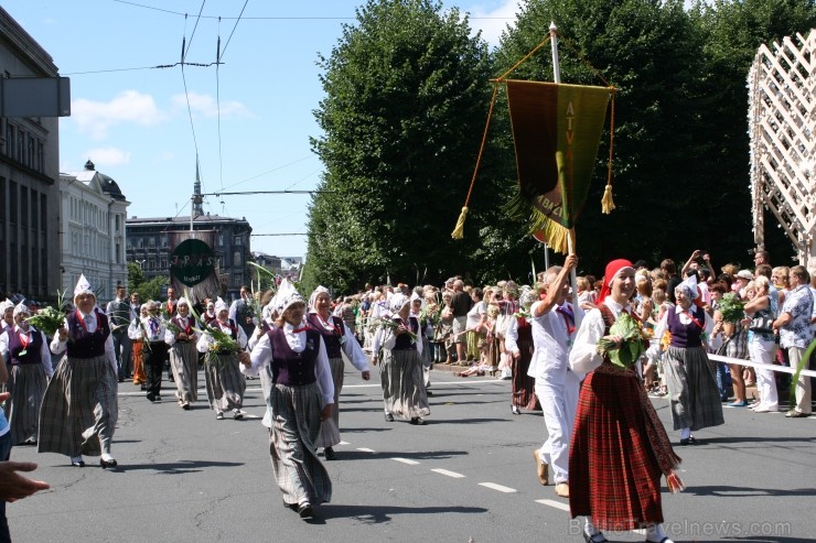 XXV Vispārējo latviešu Dziesmu un XV Deju svētku gājiens - bildēs meklē sevi vai savu kolektīvu. XXV Vispārējo latviešu Dziesmu un XV Deju svētku gājiens - bildēs meklē sevi vai savu kolektīvu. 99688