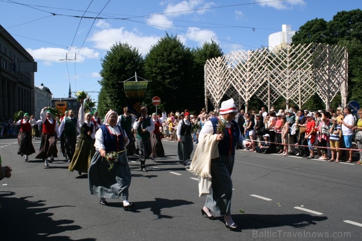 XXV Vispārējo latviešu Dziesmu un XV Deju svētku gājiens - bildēs meklē sevi vai savu kolektīvu. XXV Vispārējo latviešu Dziesmu un XV Deju svētku gājiens - bildēs meklē sevi vai savu kolektīvu. 99700