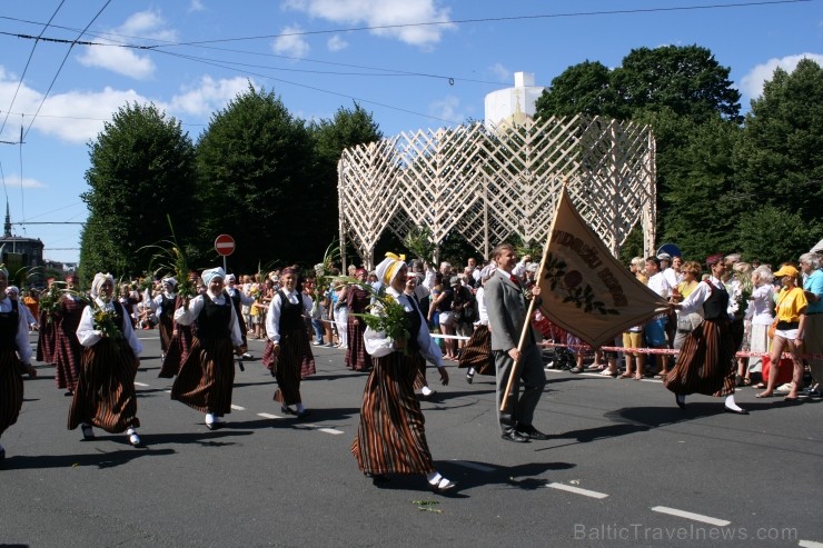 XXV Vispārējo latviešu Dziesmu un XV Deju svētku gājiens - bildēs meklē sevi vai savu kolektīvu. XXV Vispārējo latviešu Dziesmu un XV Deju svētku gājiens - bildēs meklē sevi vai savu kolektīvu. 99705