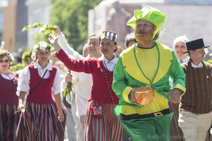 Dziesmu svētku gājiena spilgtākie momenti caur Travelnews.lv objektīvu 99788