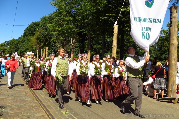 XXV Vispārējo latviešu Dziesmu un XV Deju svētku gājiens - bildēs meklē sevi vai savu kolektīvu. XXV Vispārējo latviešu Dziesmu un XV Deju svētku gājiens - bildēs meklē sevi vai savu kolektīvu. 99865