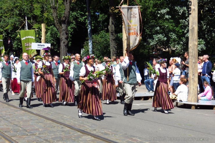 XXV Vispārējo latviešu Dziesmu un XV Deju svētku gājiens - bildēs meklē sevi vai savu kolektīvu. XXV Vispārējo latviešu Dziesmu un XV Deju svētku gājiens - bildēs meklē sevi vai savu kolektīvu. 99873