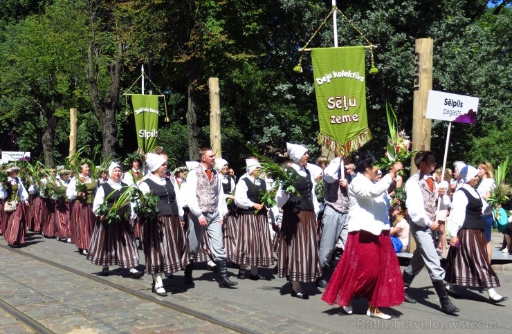 XXV Vispārējo latviešu Dziesmu un XV Deju svētku gājiens - bildēs meklē sevi vai savu kolektīvu. XXV Vispārējo latviešu Dziesmu un XV Deju svētku gājiens - bildēs meklē sevi vai savu kolektīvu. 99874