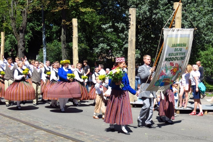 XXV Vispārējo latviešu Dziesmu un XV Deju svētku gājiens - bildēs meklē sevi vai savu kolektīvu. XXV Vispārējo latviešu Dziesmu un XV Deju svētku gājiens - bildēs meklē sevi vai savu kolektīvu. 99880