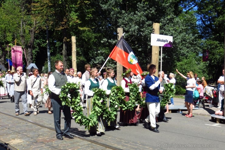 XXV Vispārējo latviešu Dziesmu un XV Deju svētku gājiens - bildēs meklē sevi vai savu kolektīvu. XXV Vispārējo latviešu Dziesmu un XV Deju svētku gājiens - bildēs meklē sevi vai savu kolektīvu. 99881