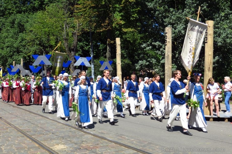 XXV Vispārējo latviešu Dziesmu un XV Deju svētku gājiens - bildēs meklē sevi vai savu kolektīvu. XXV Vispārējo latviešu Dziesmu un XV Deju svētku gājiens - bildēs meklē sevi vai savu kolektīvu. 99888