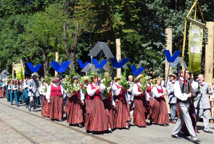 XXV Vispārējo latviešu Dziesmu un XV Deju svētku gājiens - bildēs meklē sevi vai savu kolektīvu. XXV Vispārējo latviešu Dziesmu un XV Deju svētku gājiens - bildēs meklē sevi vai savu kolektīvu. 99889