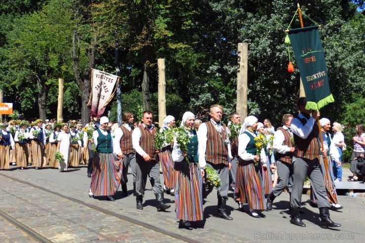 XXV Vispārējo latviešu Dziesmu un XV Deju svētku gājiens - bildēs meklē sevi vai savu kolektīvu. XXV Vispārējo latviešu Dziesmu un XV Deju svētku gājiens - bildēs meklē sevi vai savu kolektīvu. 99896