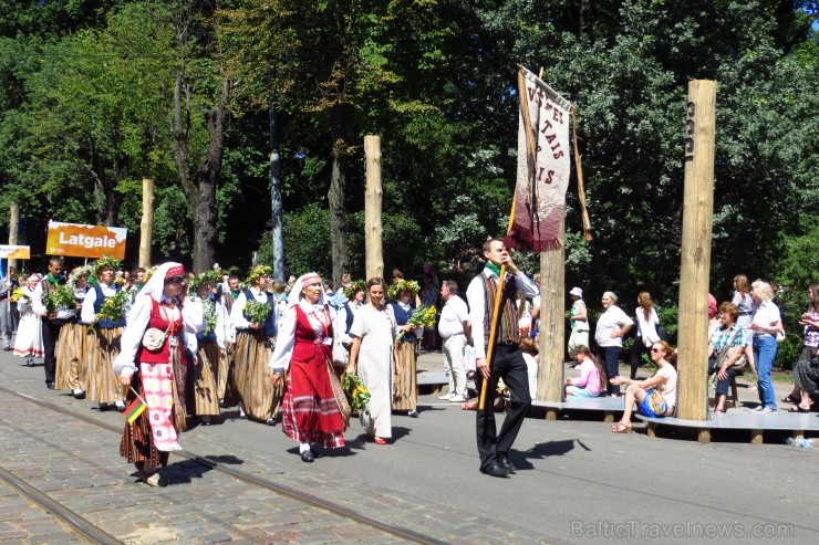 XXV Vispārējo latviešu Dziesmu un XV Deju svētku gājiens - bildēs meklē sevi vai savu kolektīvu. XXV Vispārējo latviešu Dziesmu un XV Deju svētku gājiens - bildēs meklē sevi vai savu kolektīvu. 99897