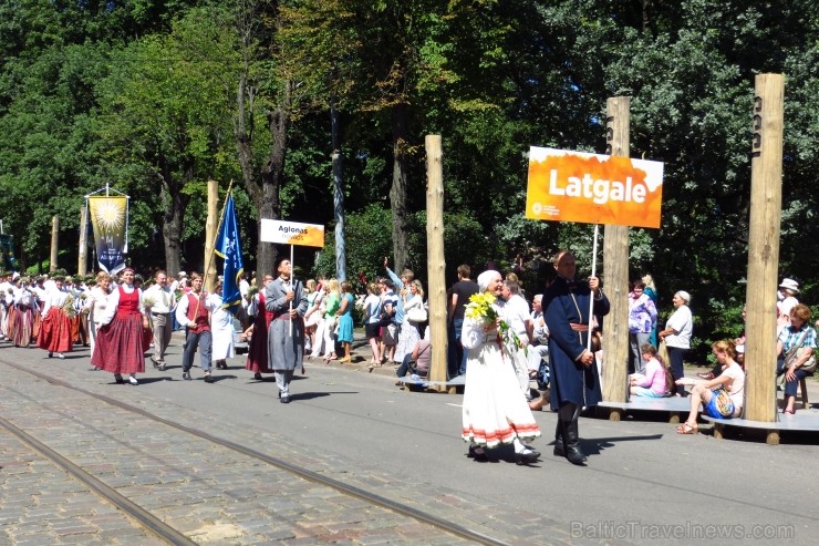 XXV Vispārējo latviešu Dziesmu un XV Deju svētku gājiens - bildēs meklē sevi vai savu kolektīvu. XXV Vispārējo latviešu Dziesmu un XV Deju svētku gājiens - bildēs meklē sevi vai savu kolektīvu. 99898
