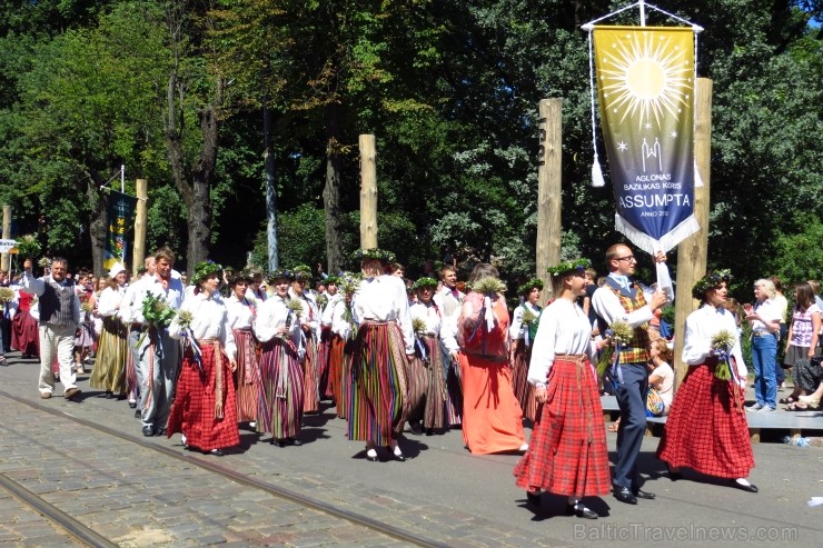 XXV Vispārējo latviešu Dziesmu un XV Deju svētku gājiens - bildēs meklē sevi vai savu kolektīvu. XXV Vispārējo latviešu Dziesmu un XV Deju svētku gājiens - bildēs meklē sevi vai savu kolektīvu. 99900