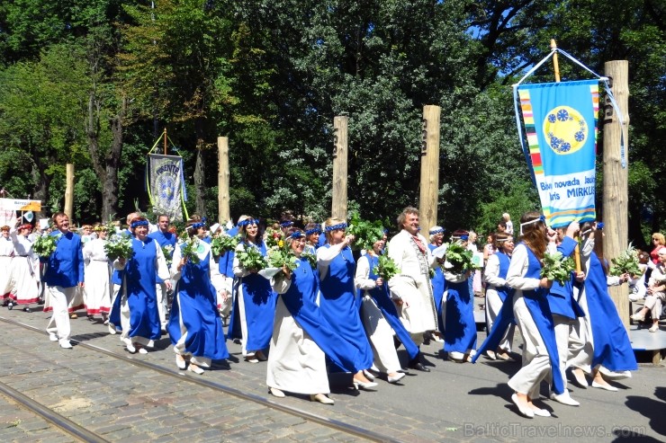 XXV Vispārējo latviešu Dziesmu un XV Deju svētku gājiens - bildēs meklē sevi vai savu kolektīvu. XXV Vispārējo latviešu Dziesmu un XV Deju svētku gājiens - bildēs meklē sevi vai savu kolektīvu. 99911