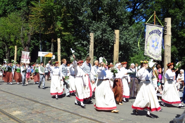 XXV Vispārējo latviešu Dziesmu un XV Deju svētku gājiens - bildēs meklē sevi vai savu kolektīvu. XXV Vispārējo latviešu Dziesmu un XV Deju svētku gājiens - bildēs meklē sevi vai savu kolektīvu. 99912
