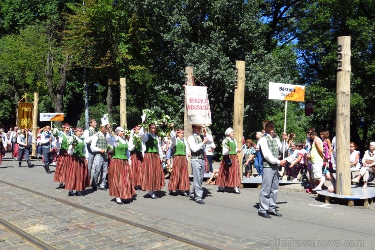 XXV Vispārējo latviešu Dziesmu un XV Deju svētku gājiens - bildēs meklē sevi vai savu kolektīvu. XXV Vispārējo latviešu Dziesmu un XV Deju svētku gājiens - bildēs meklē sevi vai savu kolektīvu. 99913