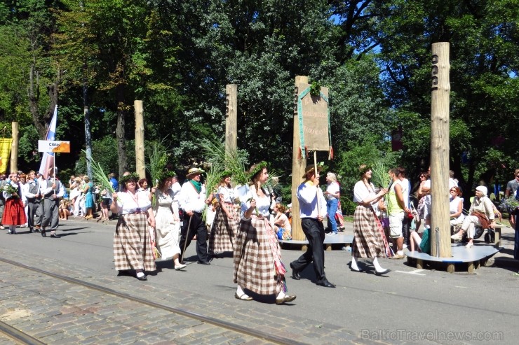 XXV Vispārējo latviešu Dziesmu un XV Deju svētku gājiens - bildēs meklē sevi vai savu kolektīvu. XXV Vispārējo latviešu Dziesmu un XV Deju svētku gājiens - bildēs meklē sevi vai savu kolektīvu. 99918