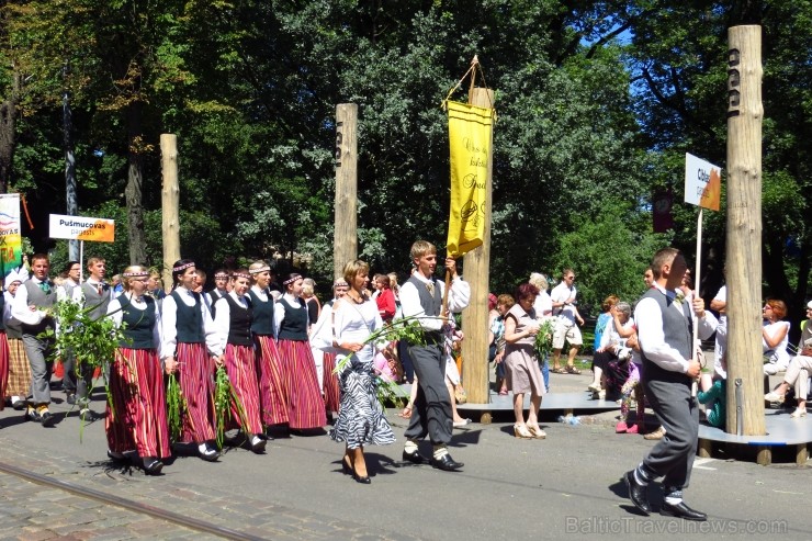 XXV Vispārējo latviešu Dziesmu un XV Deju svētku gājiens - bildēs meklē sevi vai savu kolektīvu. XXV Vispārējo latviešu Dziesmu un XV Deju svētku gājiens - bildēs meklē sevi vai savu kolektīvu. 99920