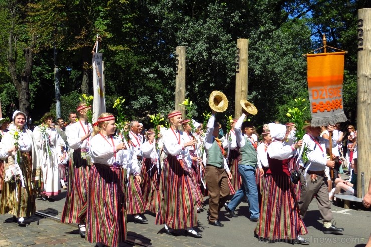 XXV Vispārējo latviešu Dziesmu un XV Deju svētku gājiens - bildēs meklē sevi vai savu kolektīvu. XXV Vispārējo latviešu Dziesmu un XV Deju svētku gājiens - bildēs meklē sevi vai savu kolektīvu. 99930