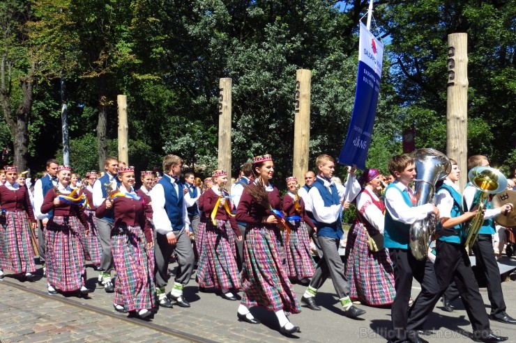 XXV Vispārējo latviešu Dziesmu un XV Deju svētku gājiens - bildēs meklē sevi vai savu kolektīvu. XXV Vispārējo latviešu Dziesmu un XV Deju svētku gājiens - bildēs meklē sevi vai savu kolektīvu. 99940