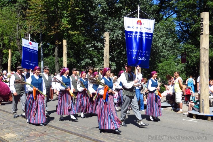 XXV Vispārējo latviešu Dziesmu un XV Deju svētku gājiens - bildēs meklē sevi vai savu kolektīvu. XXV Vispārējo latviešu Dziesmu un XV Deju svētku gājiens - bildēs meklē sevi vai savu kolektīvu. 99941