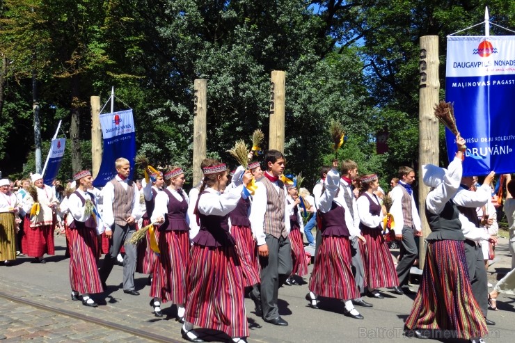 XXV Vispārējo latviešu Dziesmu un XV Deju svētku gājiens - bildēs meklē sevi vai savu kolektīvu. XXV Vispārējo latviešu Dziesmu un XV Deju svētku gājiens - bildēs meklē sevi vai savu kolektīvu. 99946