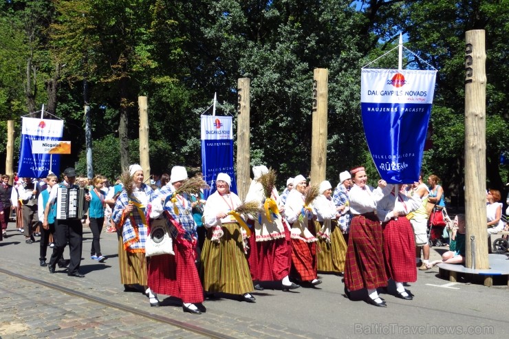 XXV Vispārējo latviešu Dziesmu un XV Deju svētku gājiens - bildēs meklē sevi vai savu kolektīvu. XXV Vispārējo latviešu Dziesmu un XV Deju svētku gājiens - bildēs meklē sevi vai savu kolektīvu. 99947