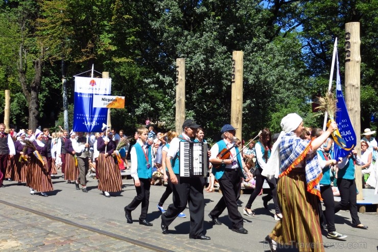 XXV Vispārējo latviešu Dziesmu un XV Deju svētku gājiens - bildēs meklē sevi vai savu kolektīvu. XXV Vispārējo latviešu Dziesmu un XV Deju svētku gājiens - bildēs meklē sevi vai savu kolektīvu. 99948