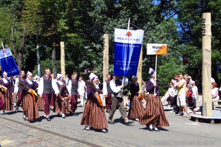 XXV Vispārējo latviešu Dziesmu un XV Deju svētku gājiens - bildēs meklē sevi vai savu kolektīvu. XXV Vispārējo latviešu Dziesmu un XV Deju svētku gājiens - bildēs meklē sevi vai savu kolektīvu. 99949