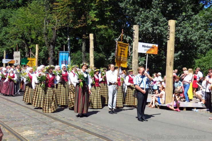 XXV Vispārējo latviešu Dziesmu un XV Deju svētku gājiens - bildēs meklē sevi vai savu kolektīvu. XXV Vispārējo latviešu Dziesmu un XV Deju svētku gājiens - bildēs meklē sevi vai savu kolektīvu. 99961