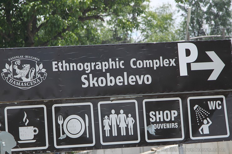 Blakus rožu eļļas rūpnīcai atrodas etnogrāfikais komplekss Skobelevo. Foto sponsors: www.GoAdventure.lv Blakus rožu eļļas rūpnīcai atrodas etnogrāfikais komplekss Skobelevo. Foto sponsors: www.GoAdventure.lv 100234