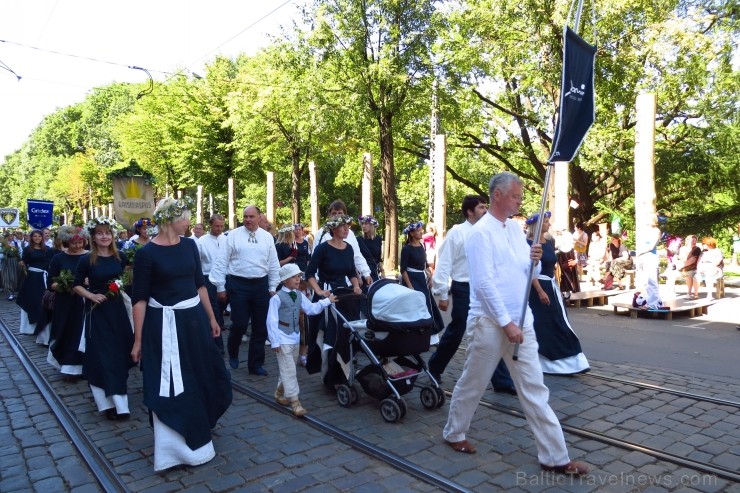 XXV Vispārējo latviešu Dziesmu un XV Deju svētku gājiens - atrodi savu kolektīvu. 100380