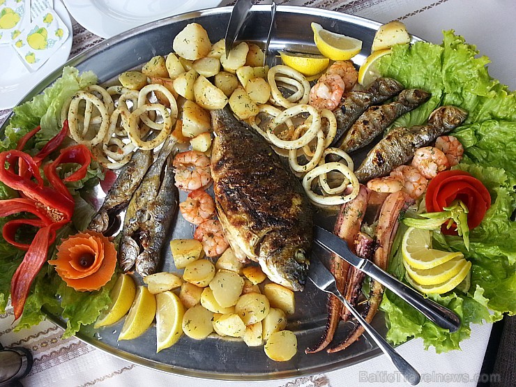 Travelnews.lv kopā ar ceļojumu konsultantiem no Latvijas un Igaunijas iepazīst Bulgārijas pilsētas Nesebras ēdienkarti. Foto sponsors: www.GoAdventure Travelnews.lv kopā ar ceļojumu konsultantiem no Latvijas un Igaunijas iepazīst Bulgārijas pilsētas Nesebras ēdienkarti. Foto sponsors: www.GoAdventure 102100