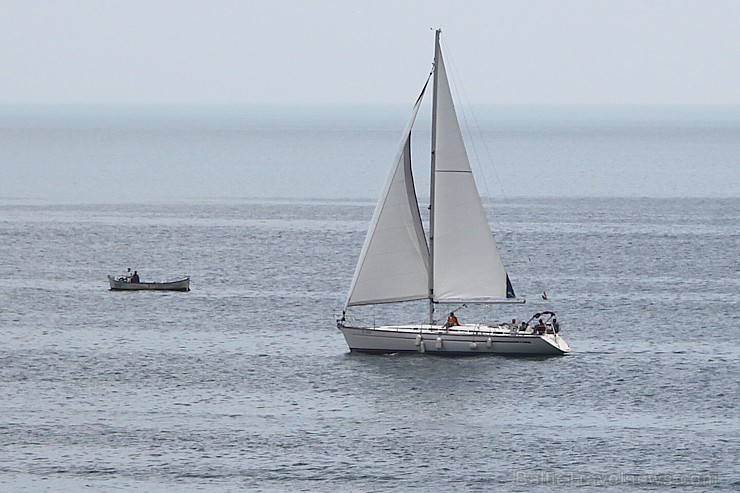 No daudzu restorānu terasēm paveras burvīgs skats uz Melno jūru. Foto sponsors: www.GoAdventure.lv No daudzu restorānu terasēm paveras burvīgs skats uz Melno jūru. Foto sponsors: www.GoAdventure.lv 102103