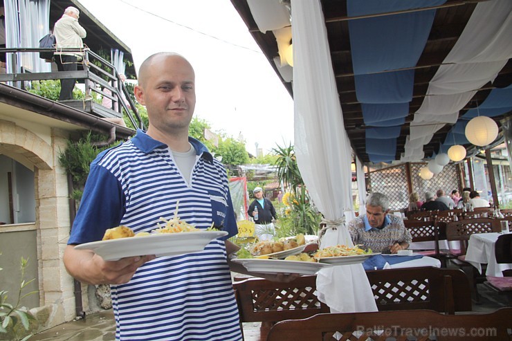 Travelnews.lv kopā ar ceļojumu konsultantiem no Latvijas un Igaunijas iepazīst Bulgārijas pilsētas Nesebras ēdienkarti. Foto sponsors: www.GoAdventure Travelnews.lv kopā ar ceļojumu konsultantiem no Latvijas un Igaunijas iepazīst Bulgārijas pilsētas Nesebras ēdienkarti. Foto sponsors: www.GoAdventure 102114