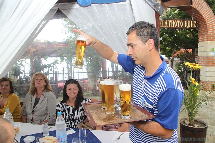 Travelnews.lv kopā ar ceļojumu konsultantiem no Latvijas un Igaunijas iepazīst Bulgārijas pilsētas Nesebras ēdienkarti. Foto sponsors: www.GoAdventure Travelnews.lv kopā ar ceļojumu konsultantiem no Latvijas un Igaunijas iepazīst Bulgārijas pilsētas Nesebras ēdienkarti. Foto sponsors: www.GoAdventure 102119