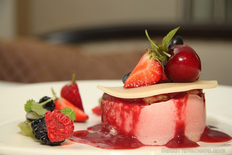 Restorāna «Le Dome» deserts - zemeņu saldējuma torte ar viegli marinētiem augļiem. Foto sponsors: www.zivjurestorans.lv Restorāna «Le Dome» deserts - zemeņu saldējuma torte ar viegli marinētiem augļiem. Foto sponsors: www.zivjurestorans.lv 102351