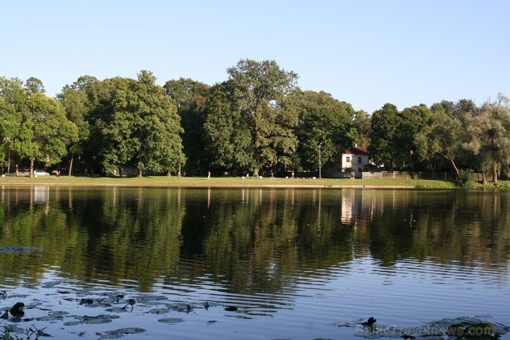 Māras dīķa apstādījumu centrā atrodas Māras dīķis, kas ir Māras dzirnavu ezers, izveidots cilvēku darbības rezultātā. Māras dīķa platība ir 5 ha, kras Māras dīķa apstādījumu centrā atrodas Māras dīķis, kas ir Māras dzirnavu ezers, izveidots cilvēku darbības rezultātā. Māras dīķa platība ir 5 ha, kras 102528