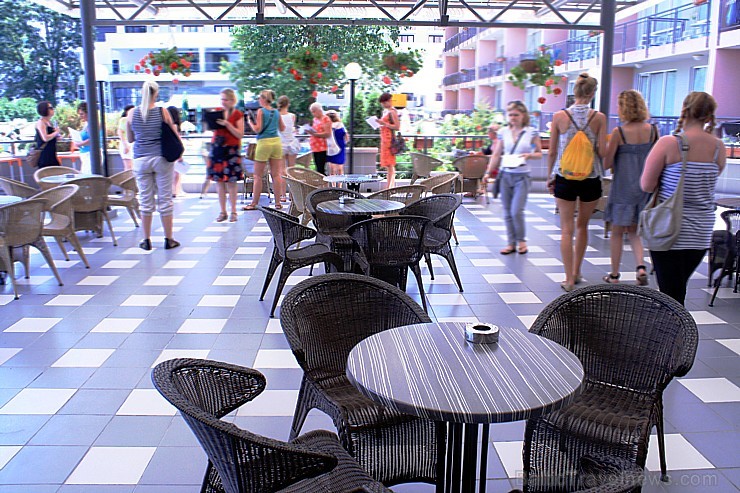 Zelta smiltis ir pats aktraktīvākais kūrorts un tajā  atrodas - restorāniem, klubiem, diskotēkām, kazino, dažādiem veikaliem. Foto sponsors: www.novat 102845