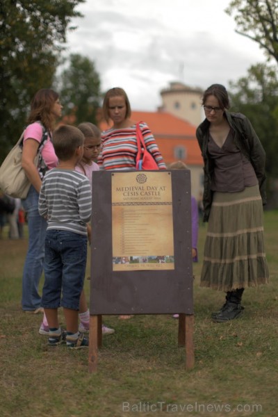 2013. gada 10. augustā Cēsu pilī atgriezās viduslaiki. Visas dienas garumā pils apmeklētājus priecēja viduslaiku mūzika un dejas, bruņinieku un lokšāv 2013. gada 10. augustā Cēsu pilī atgriezās viduslaiki. Visas dienas garumā pils apmeklētājus priecēja viduslaiku mūzika un dejas, bruņinieku un lokšāv 102961